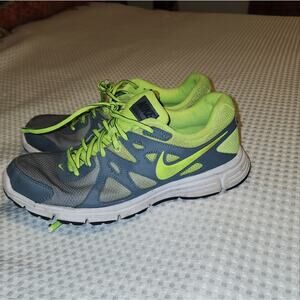 NIKE EUC MENS SIZE 9.5 REVOLUTION 2 RUNNING SNEAKERS SHOES